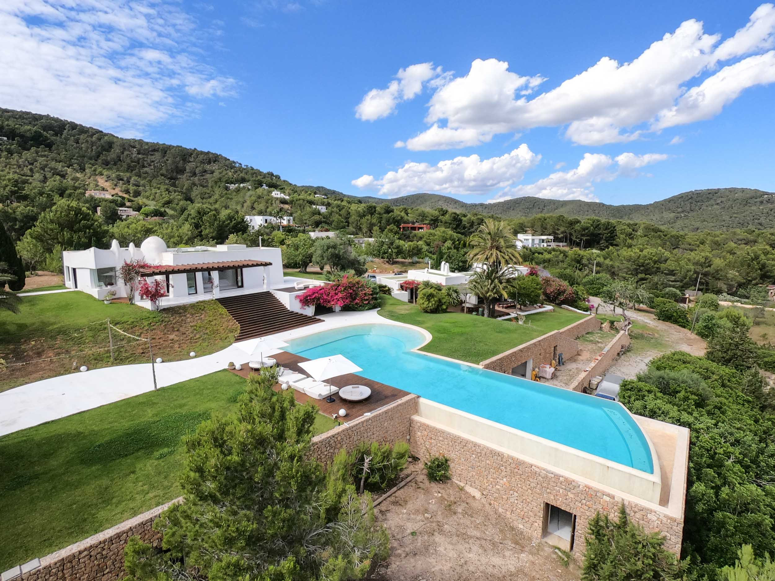 Vista aérea de la villa Blue Star con su espectacular piscina y jardines