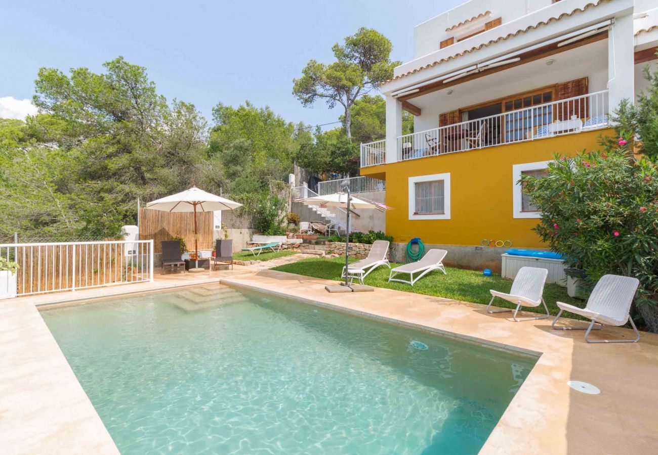 Piscina y jardín privados de Casa Mar en Ibiza