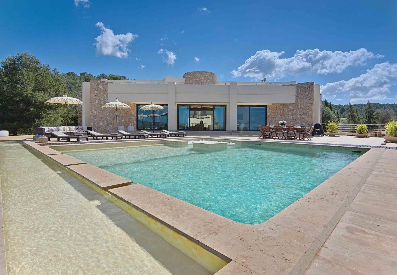 Exterior con piscina de la villa Klark en Ibiza