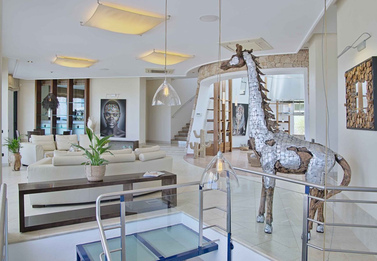 Interior de lujo en la villa Klark para vacaciones en Sant Antoni