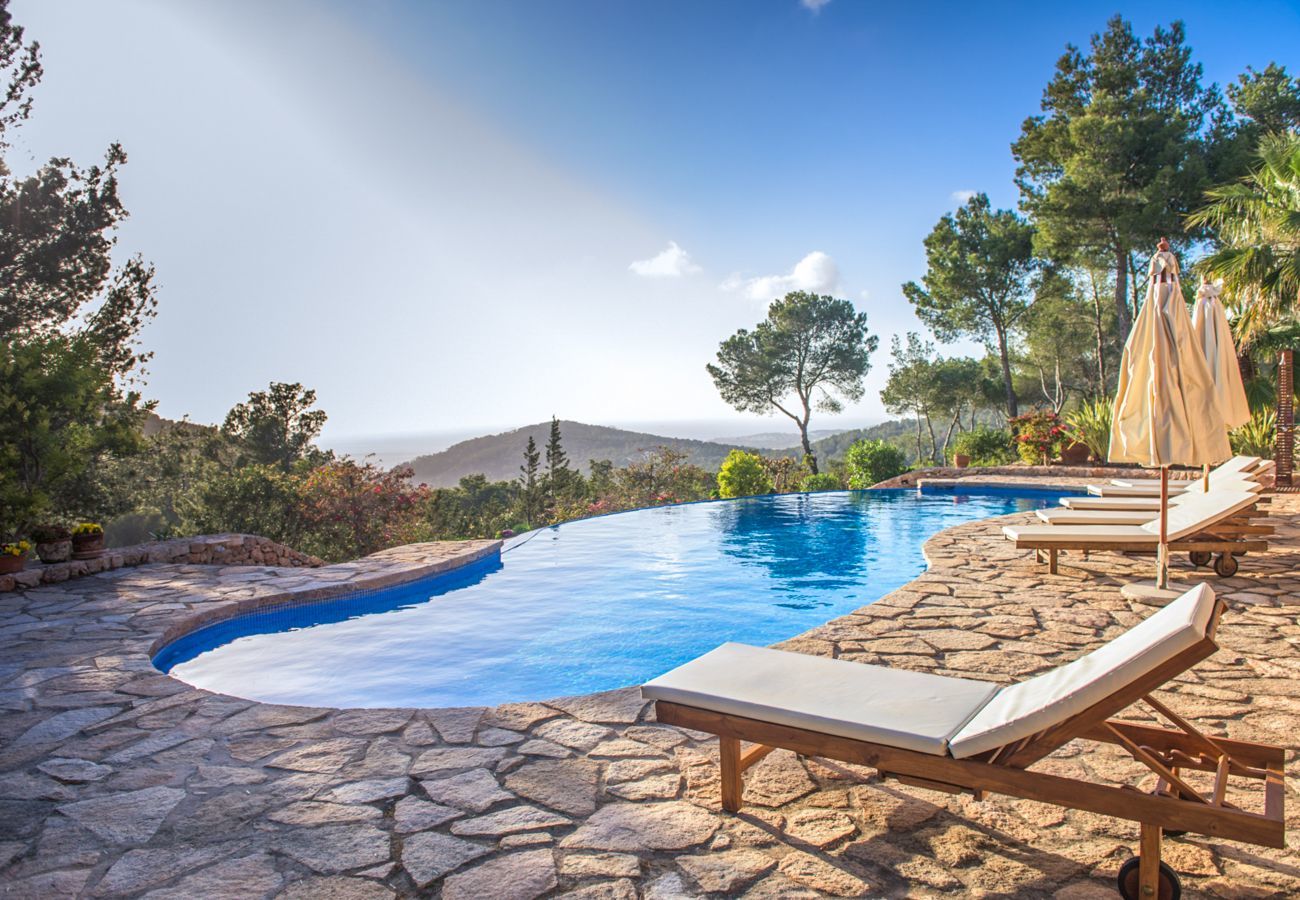 Vistas desde la piscina de la villa Eternity en Ibiza