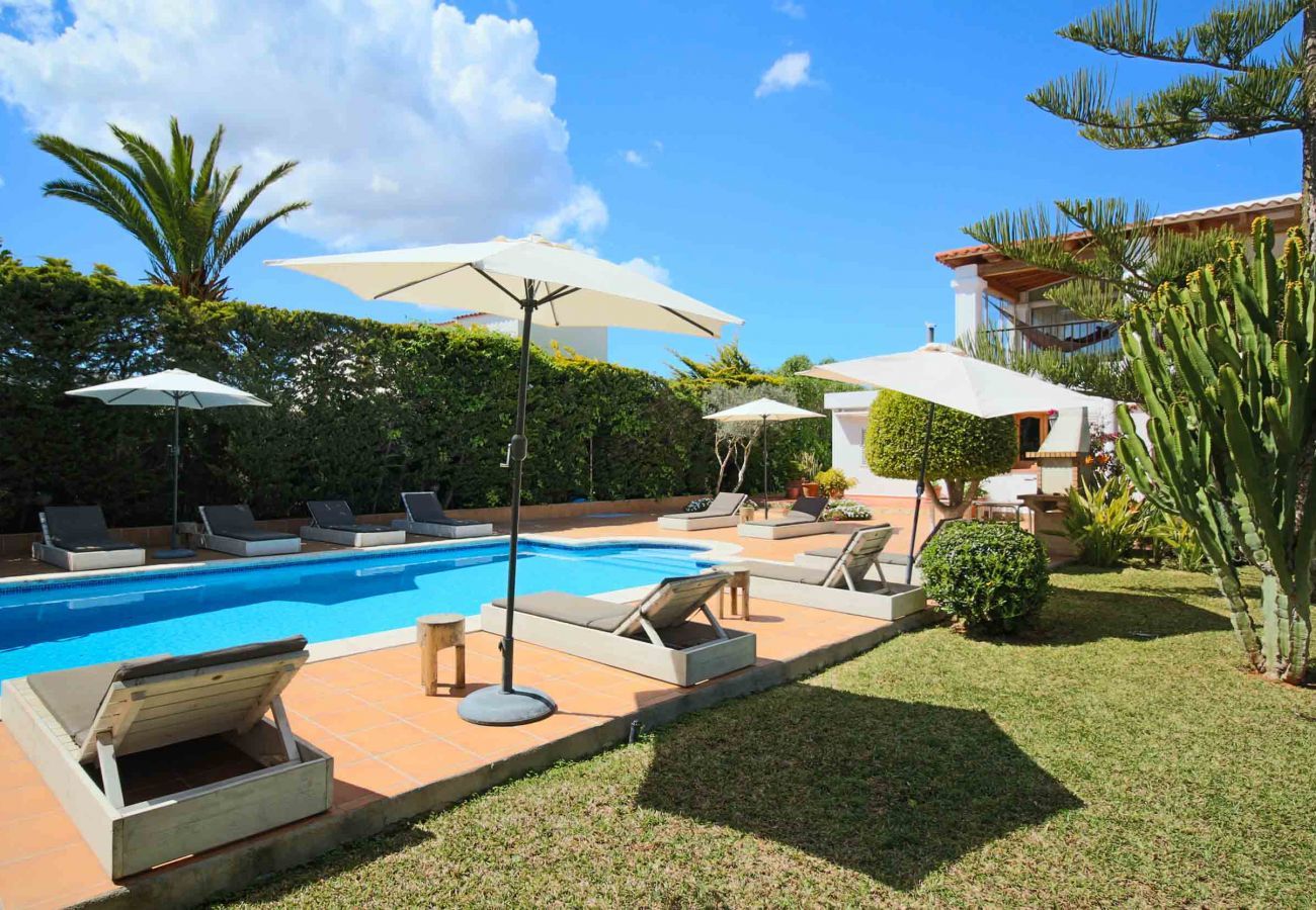 intimidad y relax con el jardín y la piscina de la villa Wicker de Ibiza