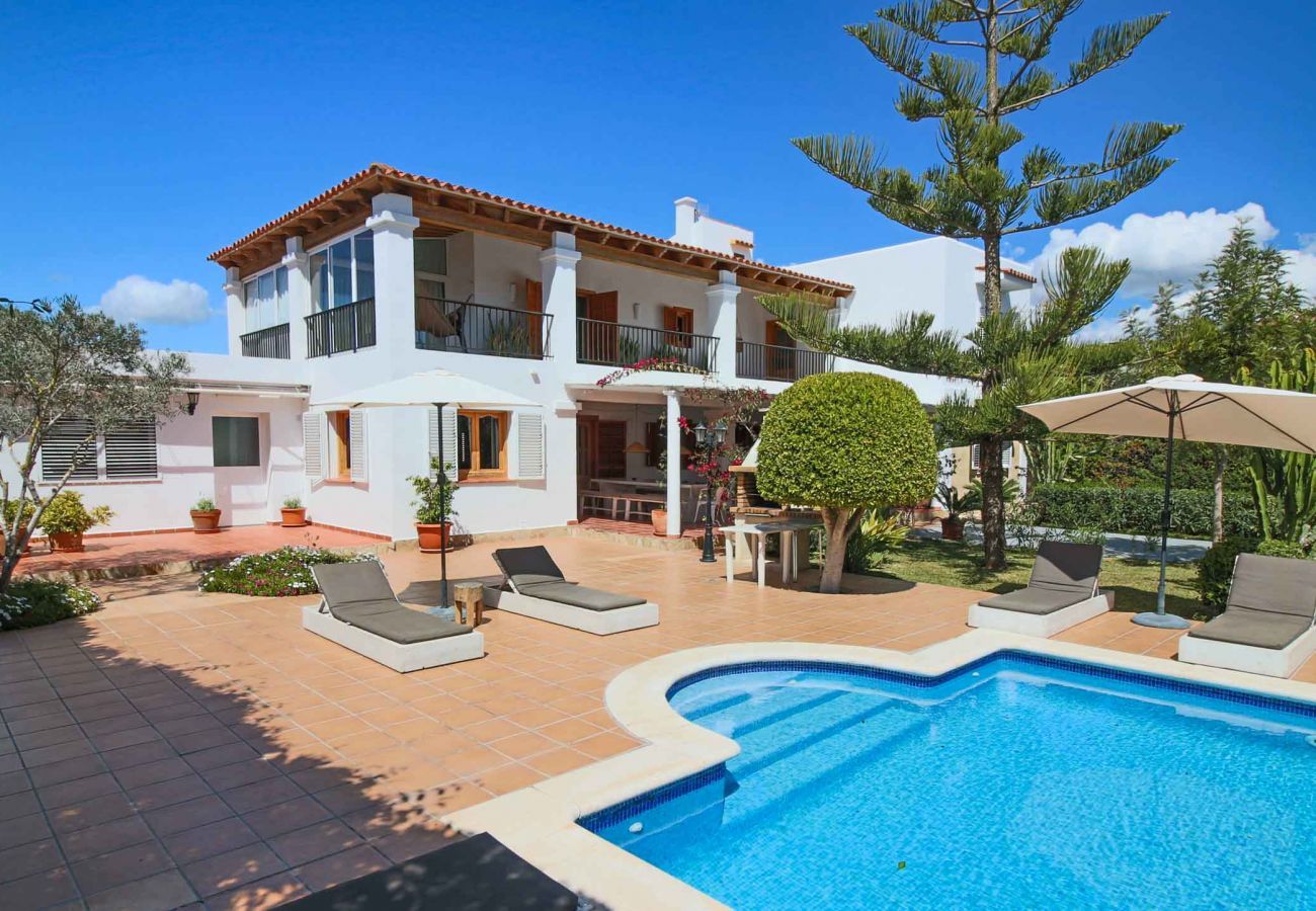Exterior de la Villa Wicker en Sant Jordi, Ibiza, con la piscina y zona de jardín privado