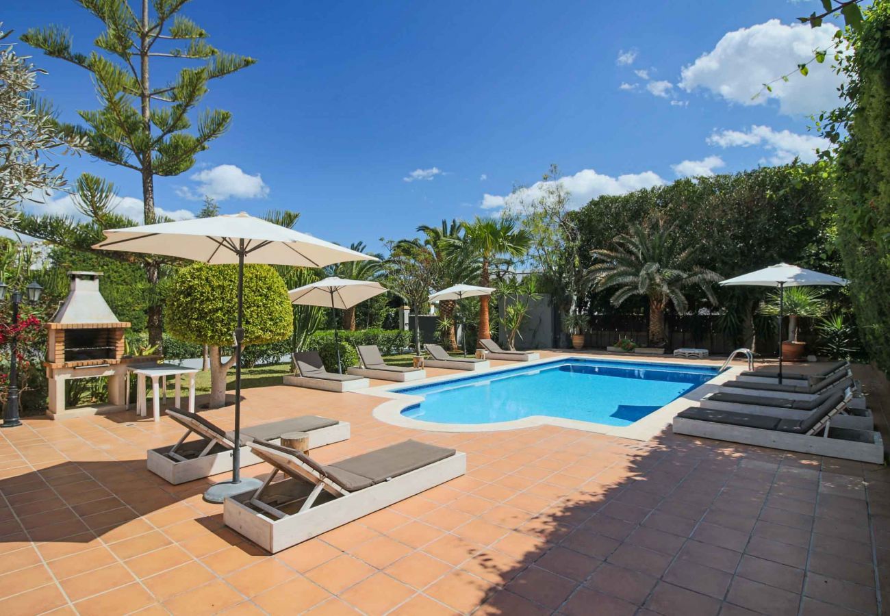 Piscina privada con la villa Wicker, ideal para unas vacaciones en Ibiza