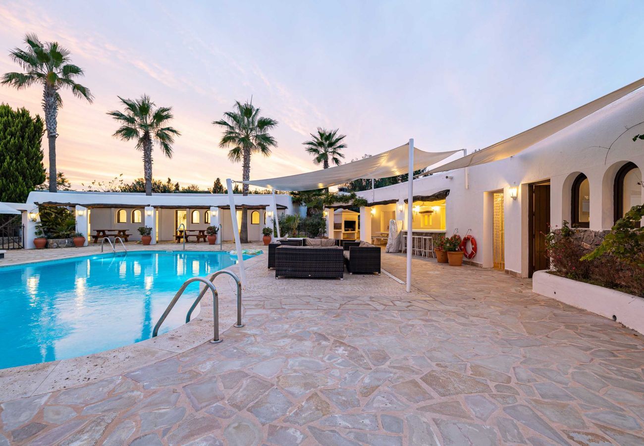Casa Cova es una amplia villa que cuenta con varias habitaciones exteriores, para acoger a grandes grupos que visiten Ibiza