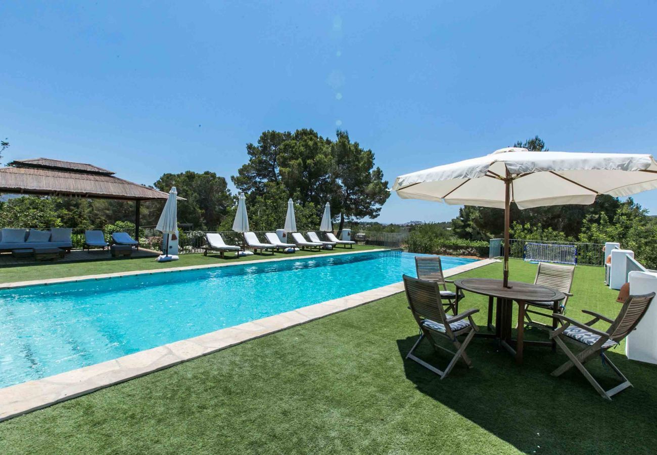 Jardín y piscina privada de la villa Numy en Santa Eulalia