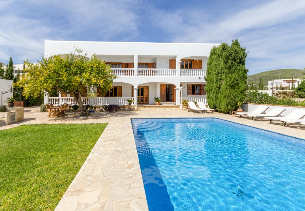 Piscina y exterior de la Villa Relax en Ibiza