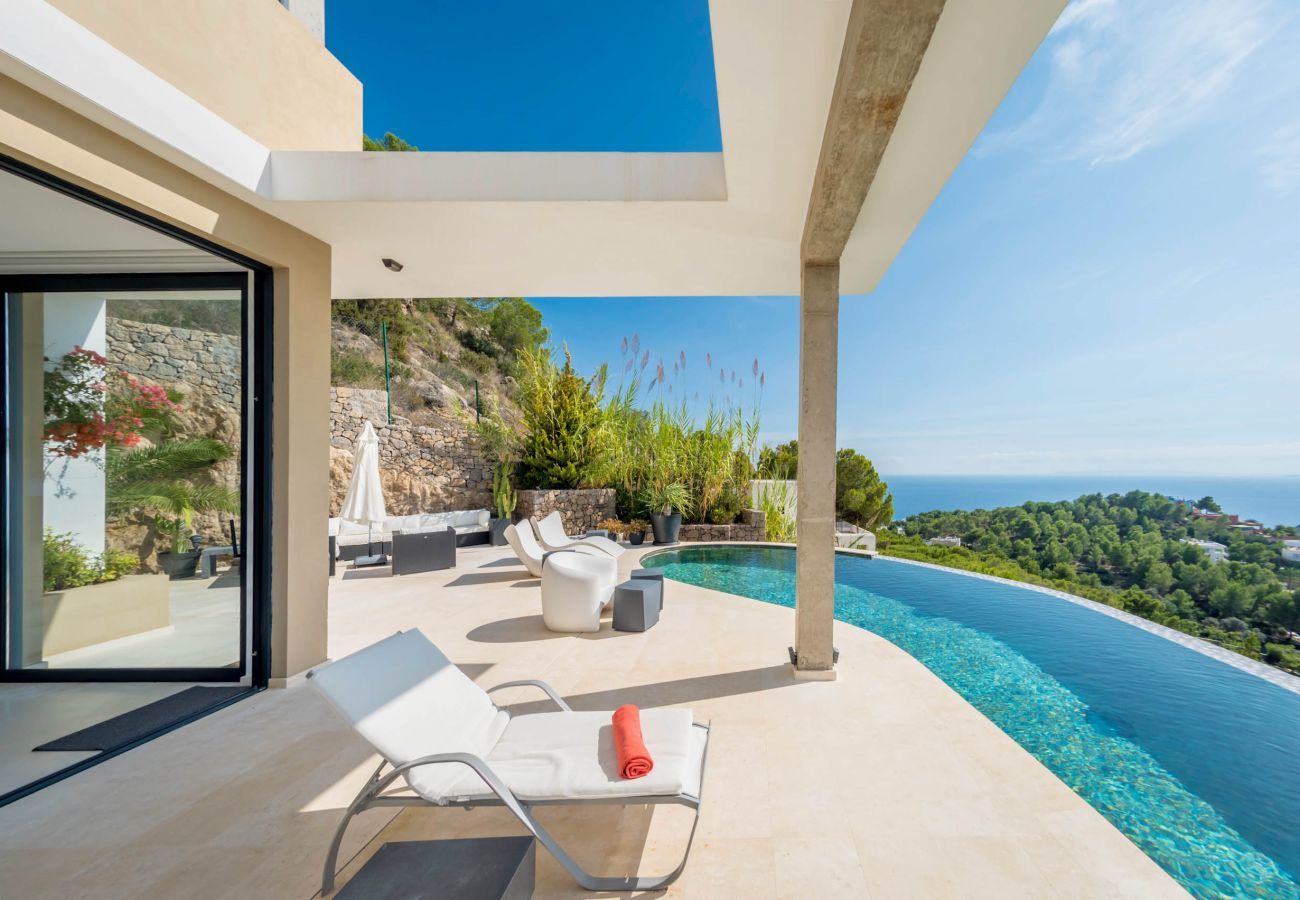 La piscina de la Villa Hilltop ofrece vistas a las playas de Ibiza