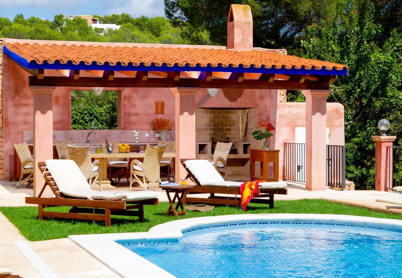 Barbacoa cubierta junto a la terraza de la villa rural de Ibiza