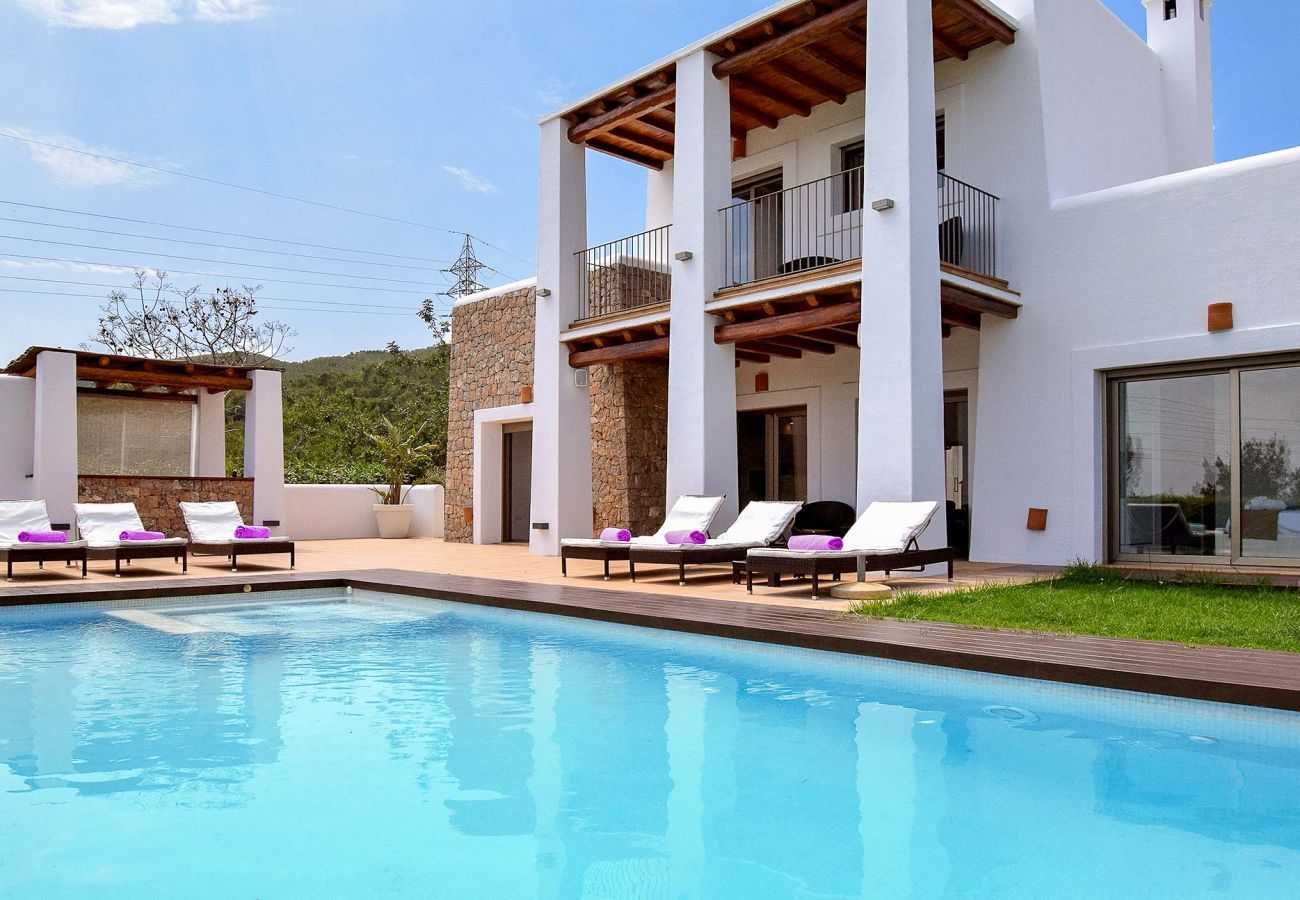 Exterior de la Villa Can Llaneras de Ibiza con su piscina y terraza