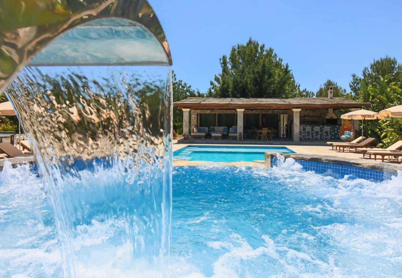 la piscina de Can Cama en Ibiza ofrece una amplia zona de hidromasaje