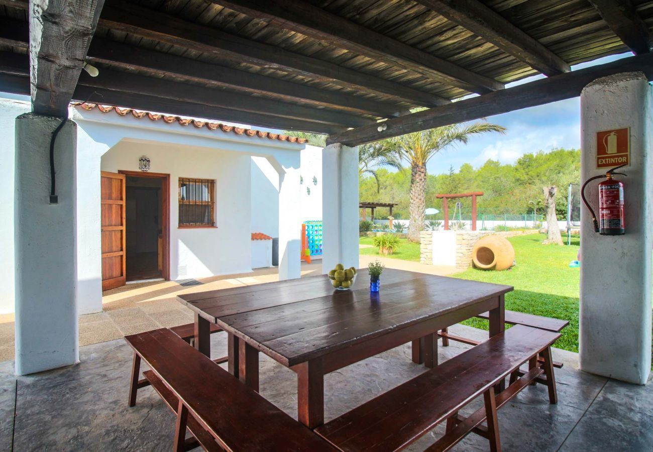 terraza cubierta en casa Gertrudis de Ibiza para comer al aire libre durante la estancia