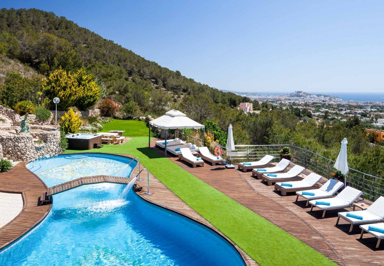 El entorno de la villa Fontaluxe en Ibiza es perfecto para el relax