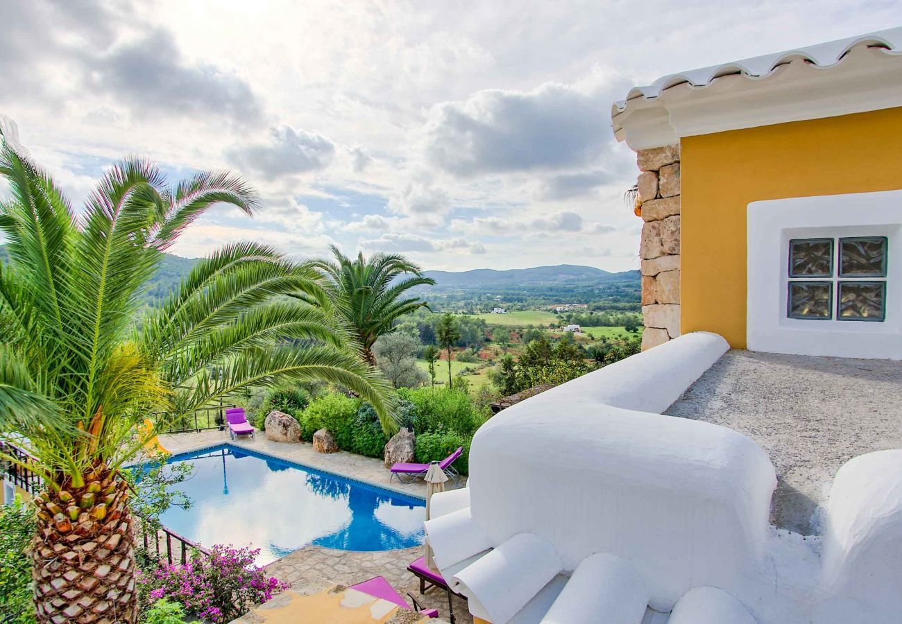 Vistas de la villa San Miguel y el fondo espectacular del paisaje de Ibiza