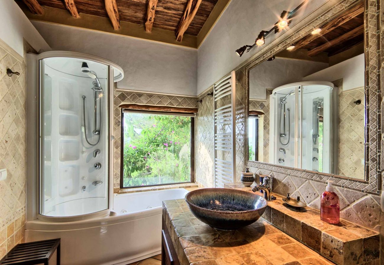 Cuarto de baño de la villa para vacaciones San Miguel, con ducha de hidromasaje