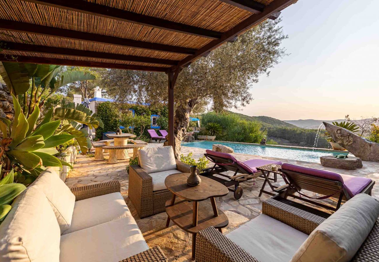 Terraza ibicenca con piscina privada en Can Torrent Ibiza