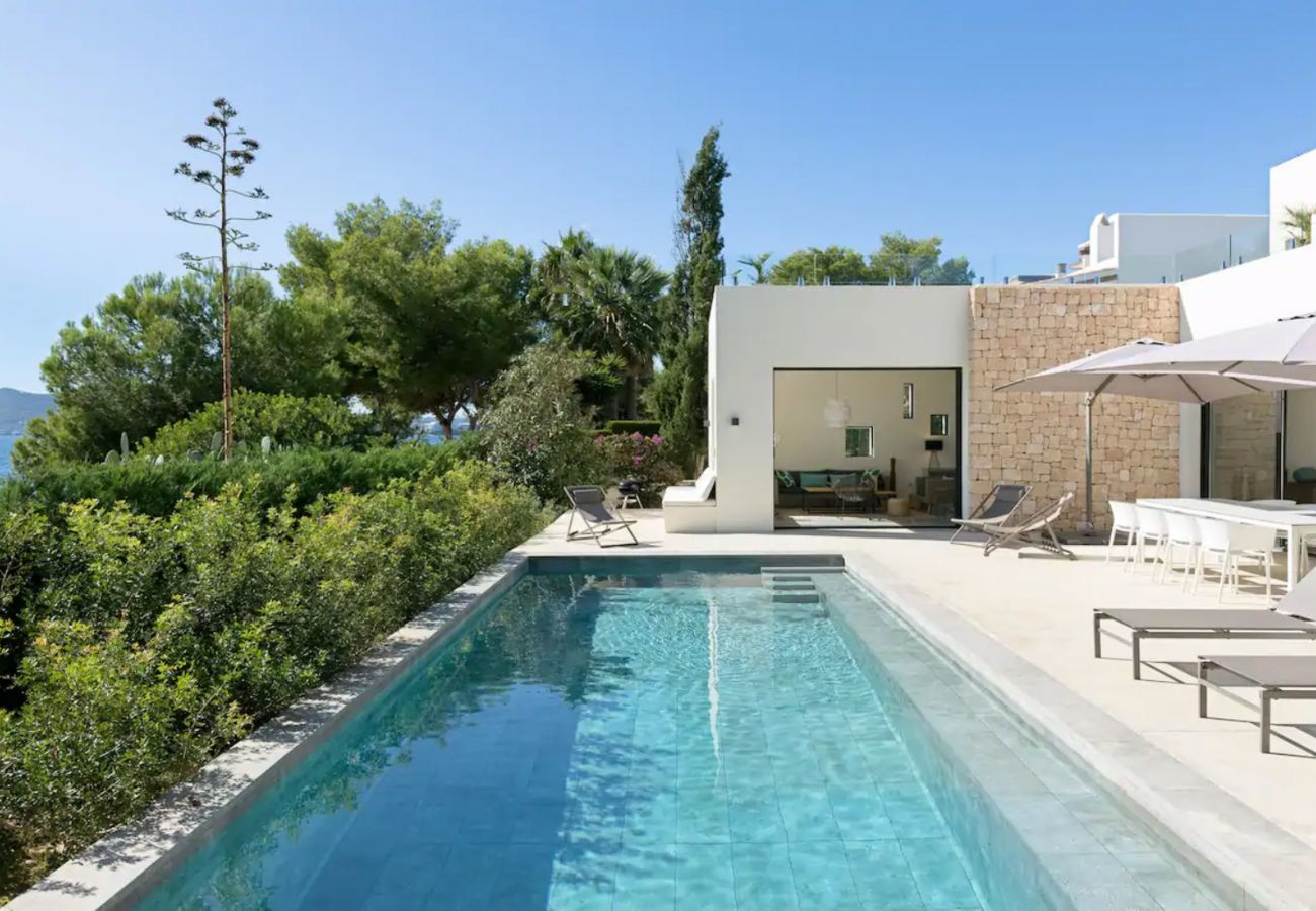 Exterior moderno con piscina privada de villa Algueras en Ibiza