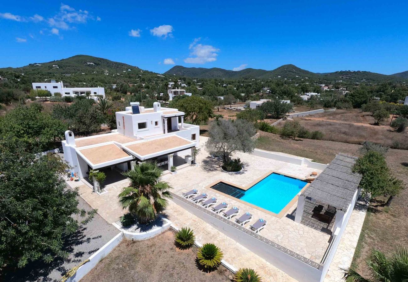 Vistas de la villa Sa Torreta en Ibiza, en un entorno rural
