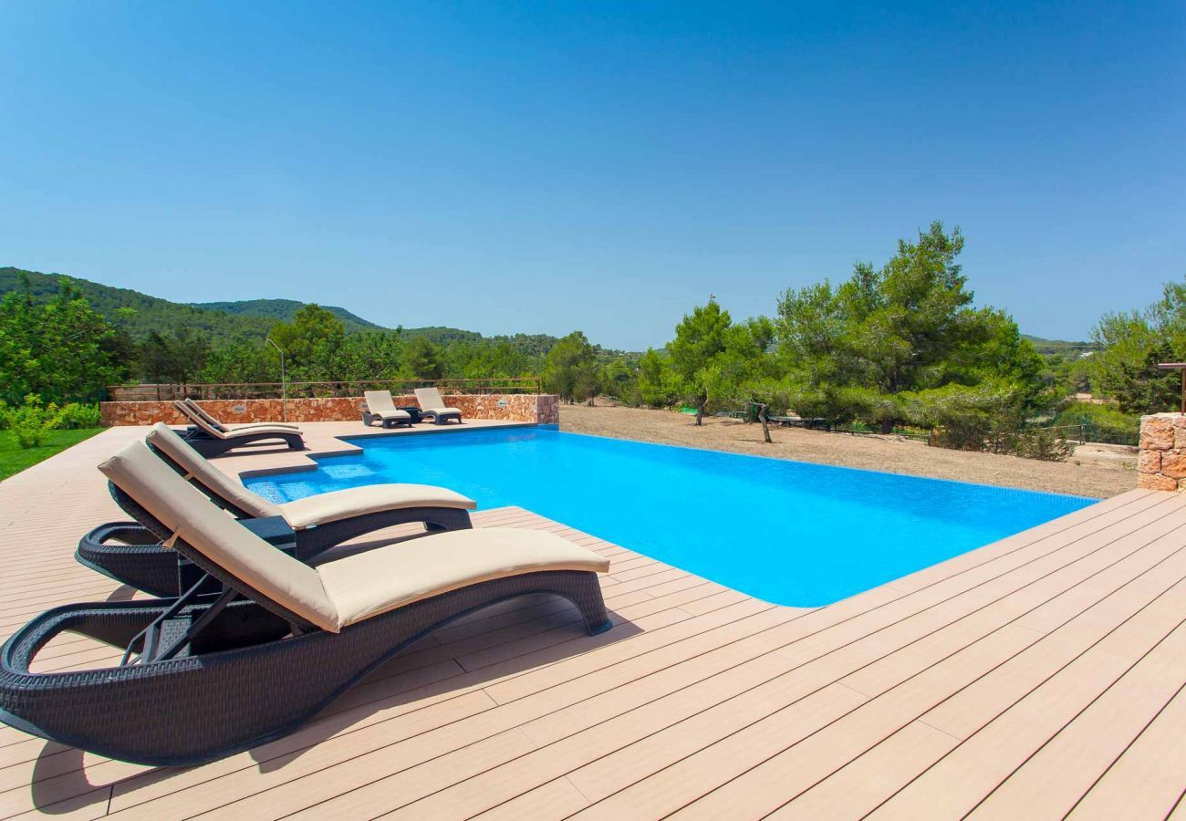 Terraza con piscina en Casa Fenix, con bonitas vistas