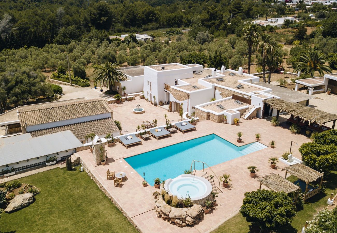 Vista aérea de la villa Las Hadas en Ibiza con su piscina, terraza y jacuzzi