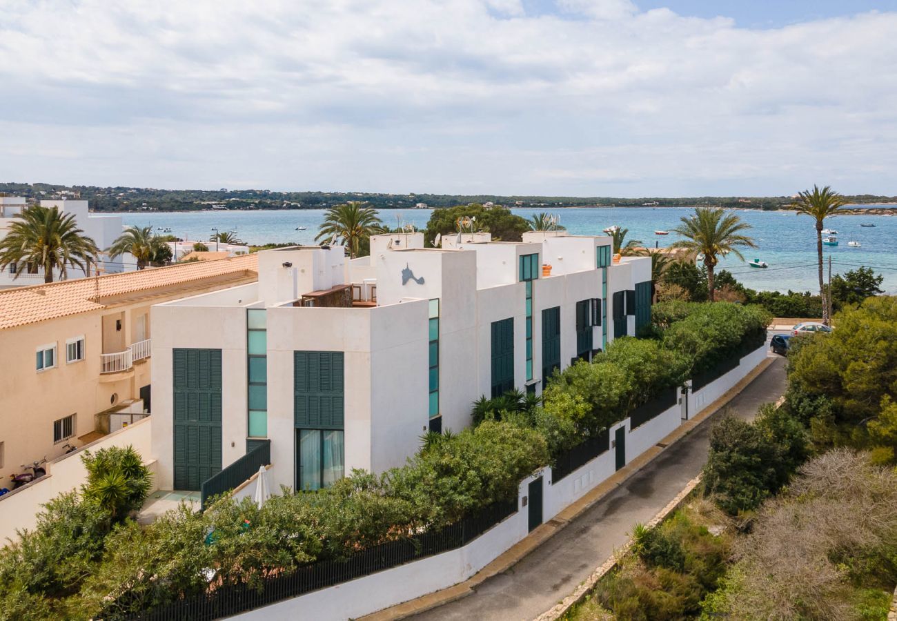 vistas del exterior del apartamento en Puerto de la Savina en Formentera