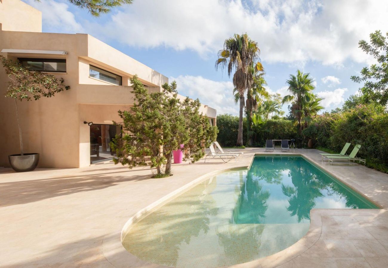 Villa Can Lantana en Ibiza junto a su piscina y jardín privado