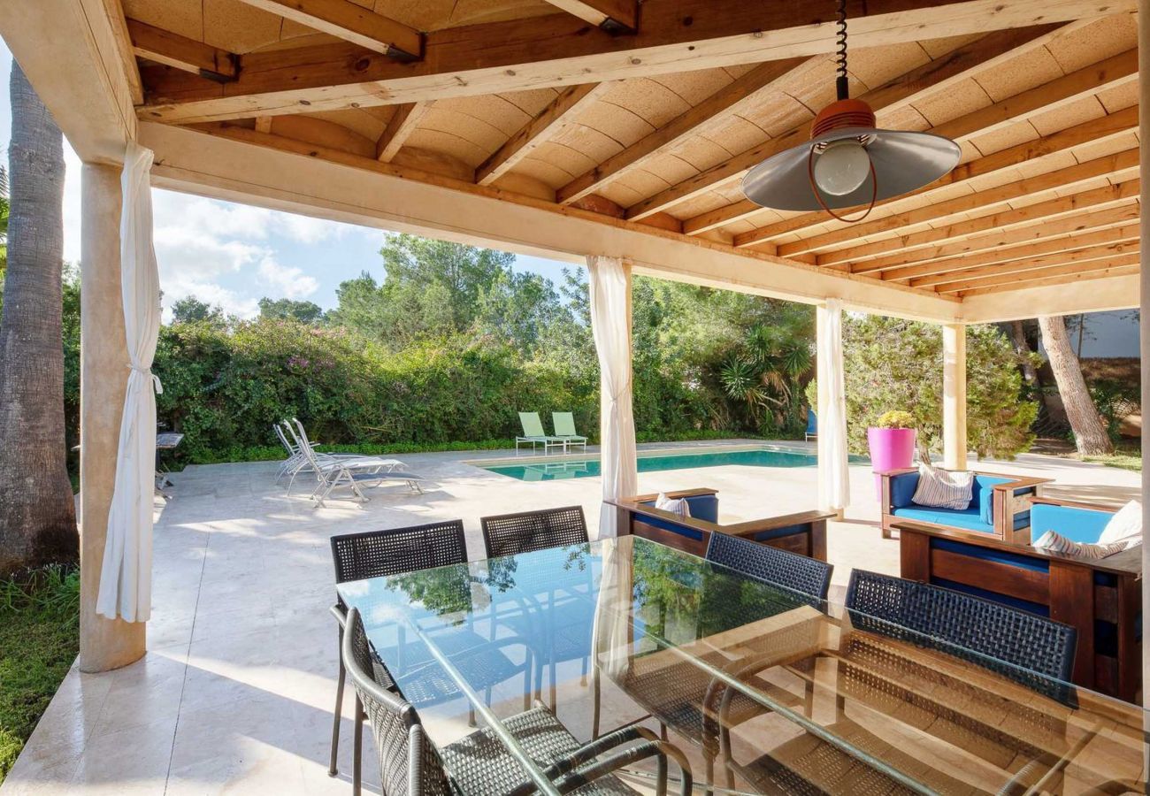Terraza privada junto a la piscina de la villa para vacaciones Can Lantana de Ibiza