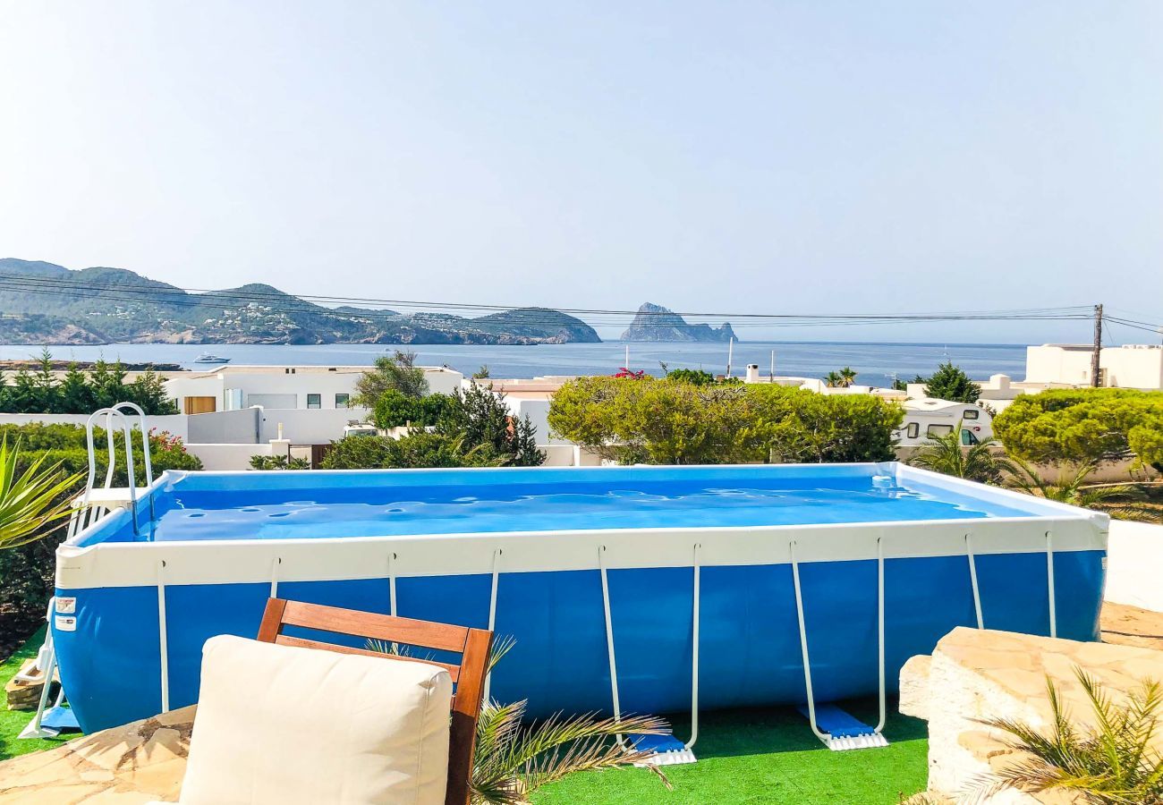 Piscina de la villa Pins en Ibiza con el mar de fondo