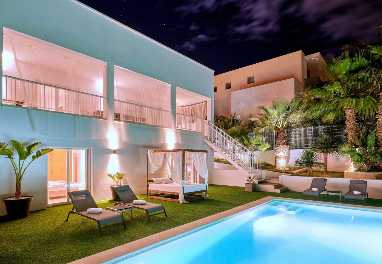 Villa Julieta en Ibiza por la noche con la piscina iluminada