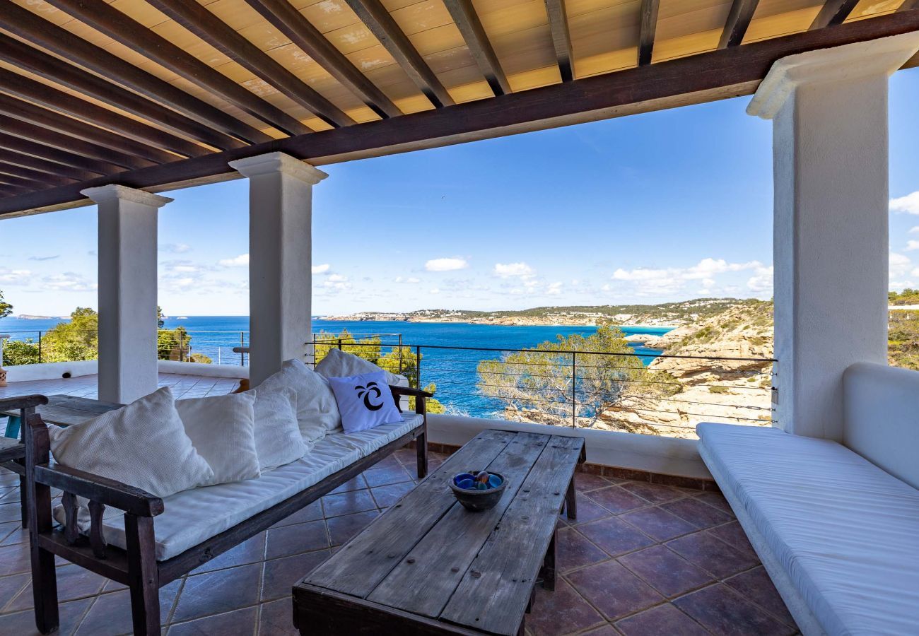 Terraza cubierta de la Villa Cala Vera en Ibiza, con la Cala Molí de fondo
