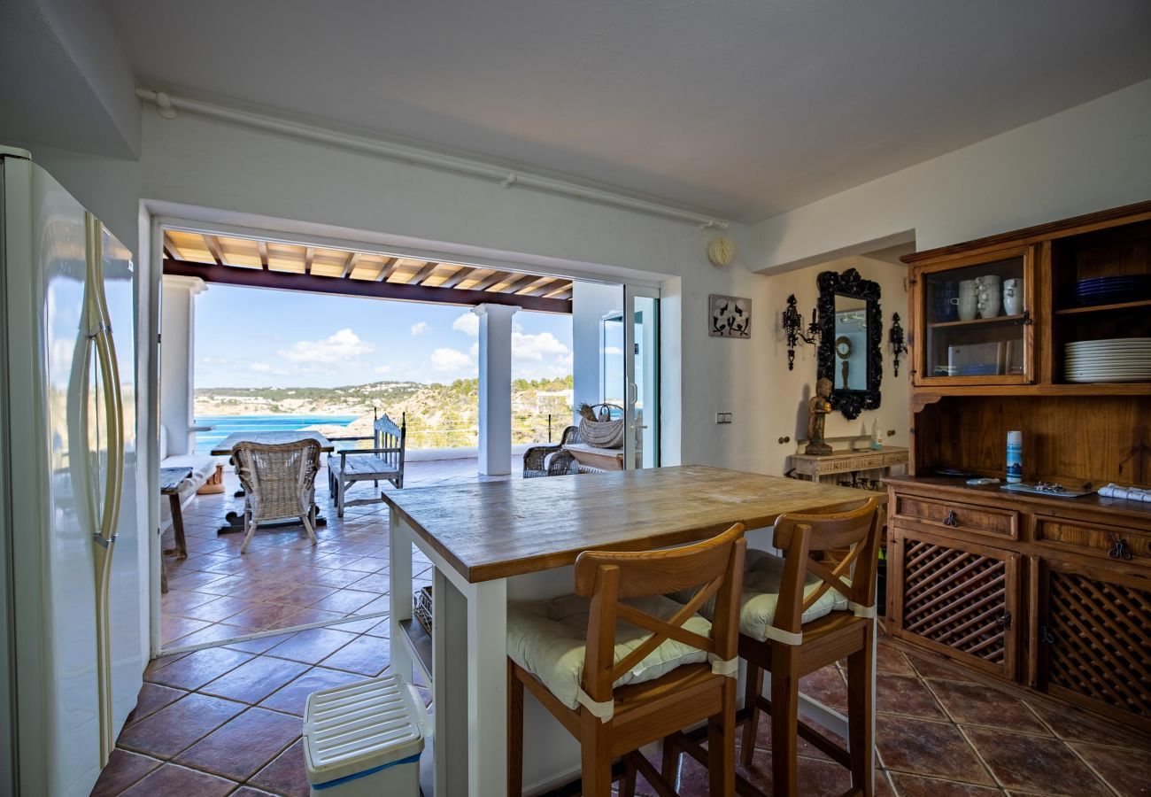 Salón interior de la villa para vacaciones Cala Vera en Ibiza