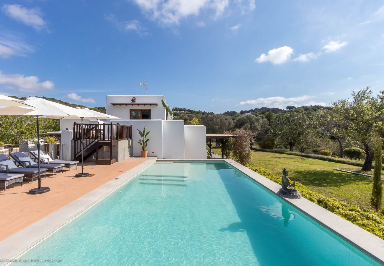 Vistas del jardín y piscina de la villa Agroturismo en Santa Eulalia, Ibiza
