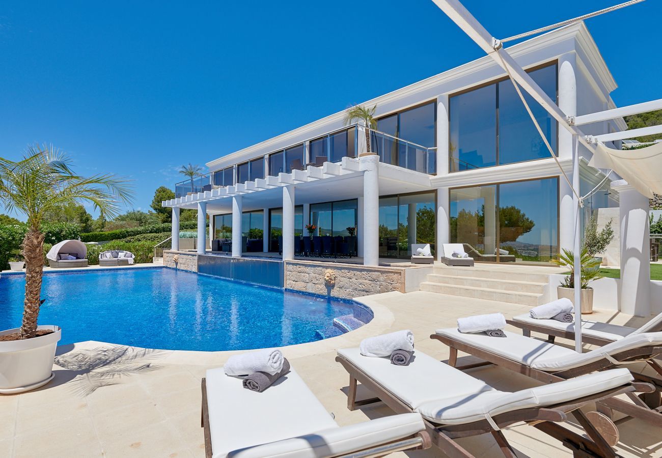 Espectaculares vistas de la piscina y alrededores de Villa Blanca de Ibiza